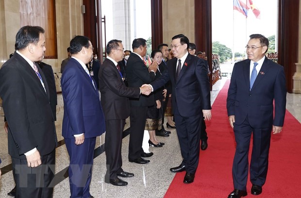 Chủ tịch Quốc hội Vương Đình Huệ với các thành viên Đoàn đại biểu Quốc hội Lào tại lễ đón. (Ảnh: Doãn Tấn/TTXVN)