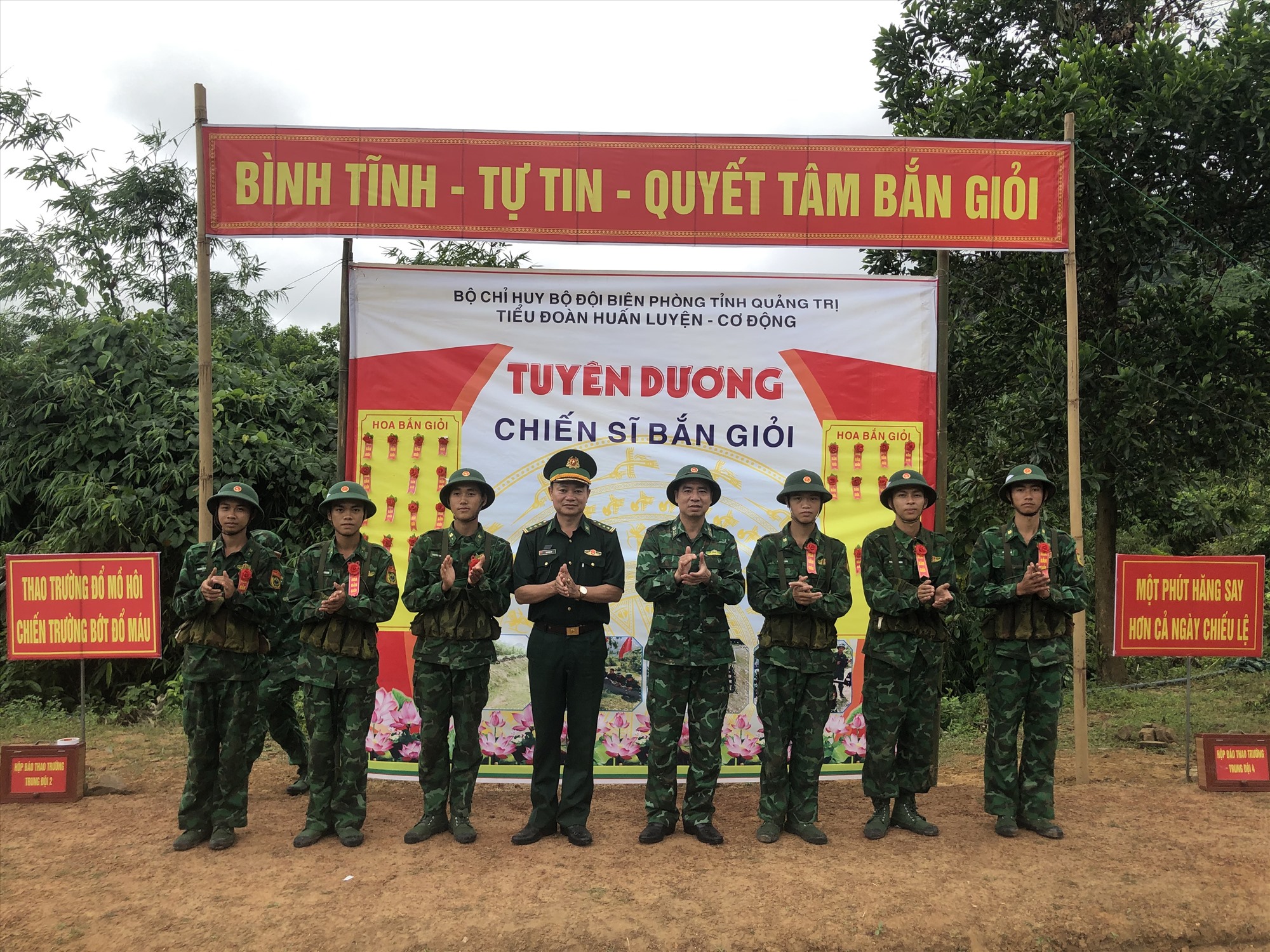 Thượng tá Tạ Quang Hậu - Phó tham mưu trưởng và chỉ huy đơn vị tặng hoa bắn giỏi cho các đồng chí bắn AK bài 1 đạt kết quả cao
