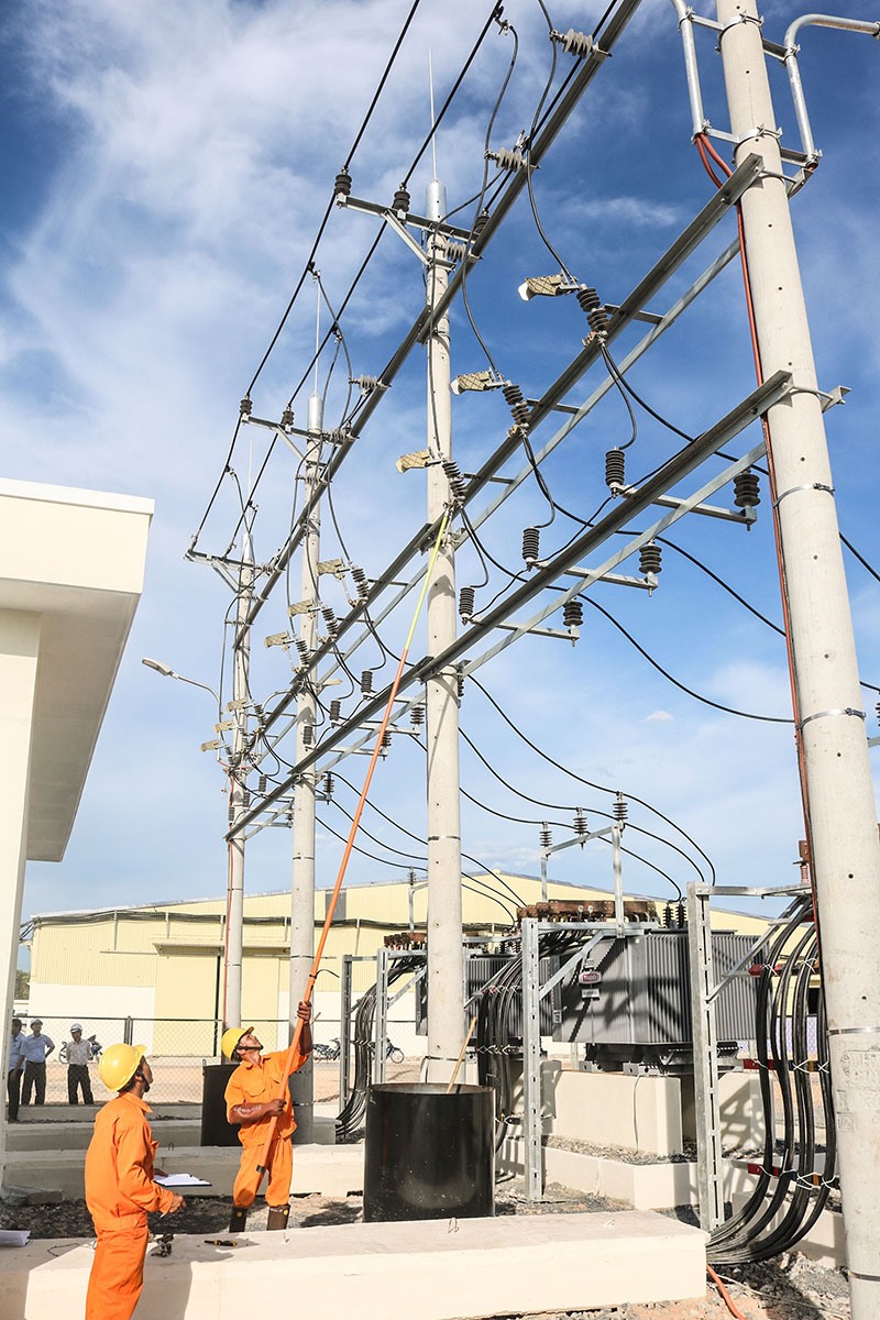 PC Quảng Trị đóng điện Trạm biến áp Quán Ngang kịp thời cung cấp điện cho các dự án SX - KD ở KCN Quán Ngang - Ảnh: H.N.K