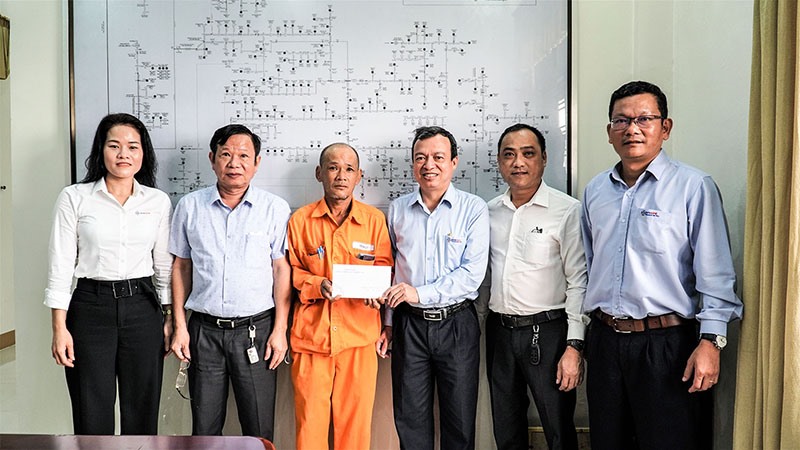 Lãnh đạo Công đoàn PC Quảng Trị thăm, tặng quà cho anh Trần Liêm ở Điện lực Hải Lăng đang lâm bệnh và hoàn cảnh gia đình khó khăn - Ảnh: H.N.K