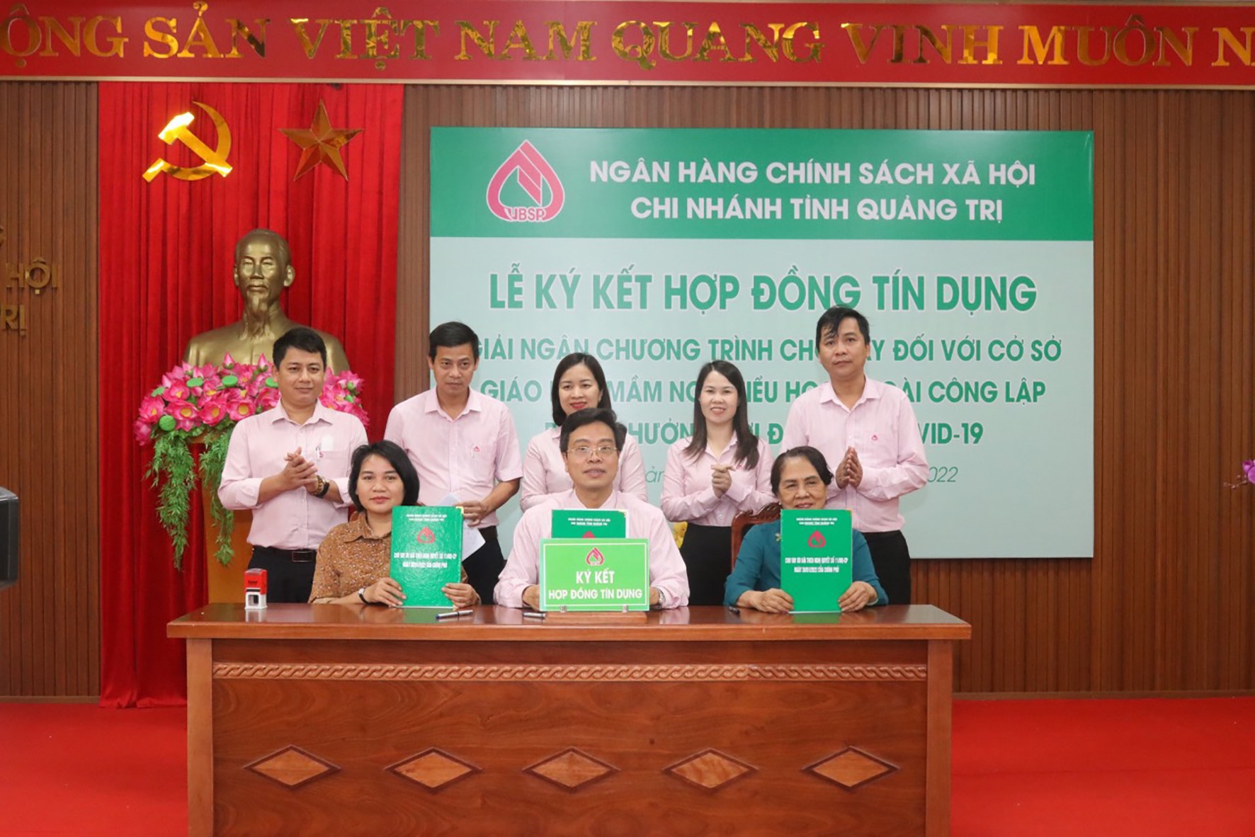 Ký kết hợp đồng, giải ngân tín dụng ưu đãi do ảnh hưởng COVID-19 cho 2 trường mầm non ngoài công lập đầu tiên ở Quảng Trị - Ảnh:M.L