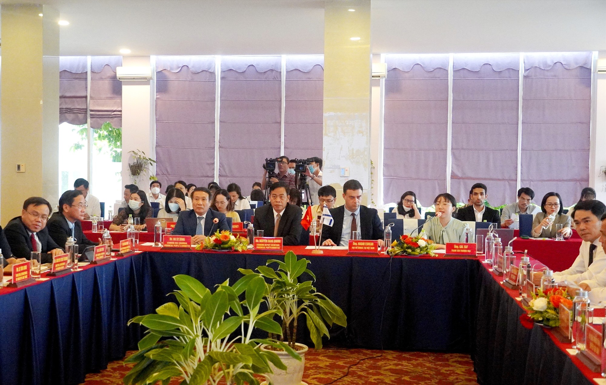 Phó Bí thư Thường trực Tỉnh ủy, Chủ tịch HĐND tỉnh Nguyễn Đăng Quang và các đại biểu tham dự hội thảo - Ảnh: T.T