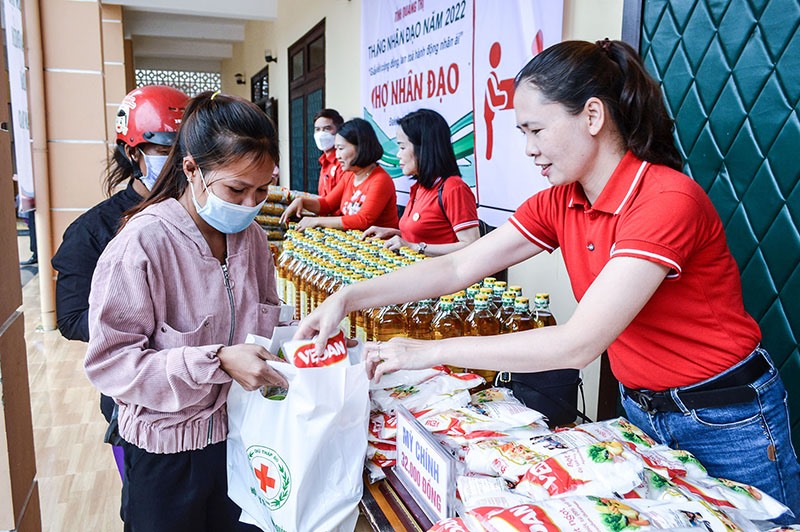 Nhiều hộ gia đình nghèo tại huyện Đakrông đã được tặng các loại nhu yếu phẩm thiết thực, ý nghĩa từ gian hàng “Chợ Nhân đạo” tại lễ phát động “Tháng Nhân đạo” năm 2022- Ảnh: Đ.V
