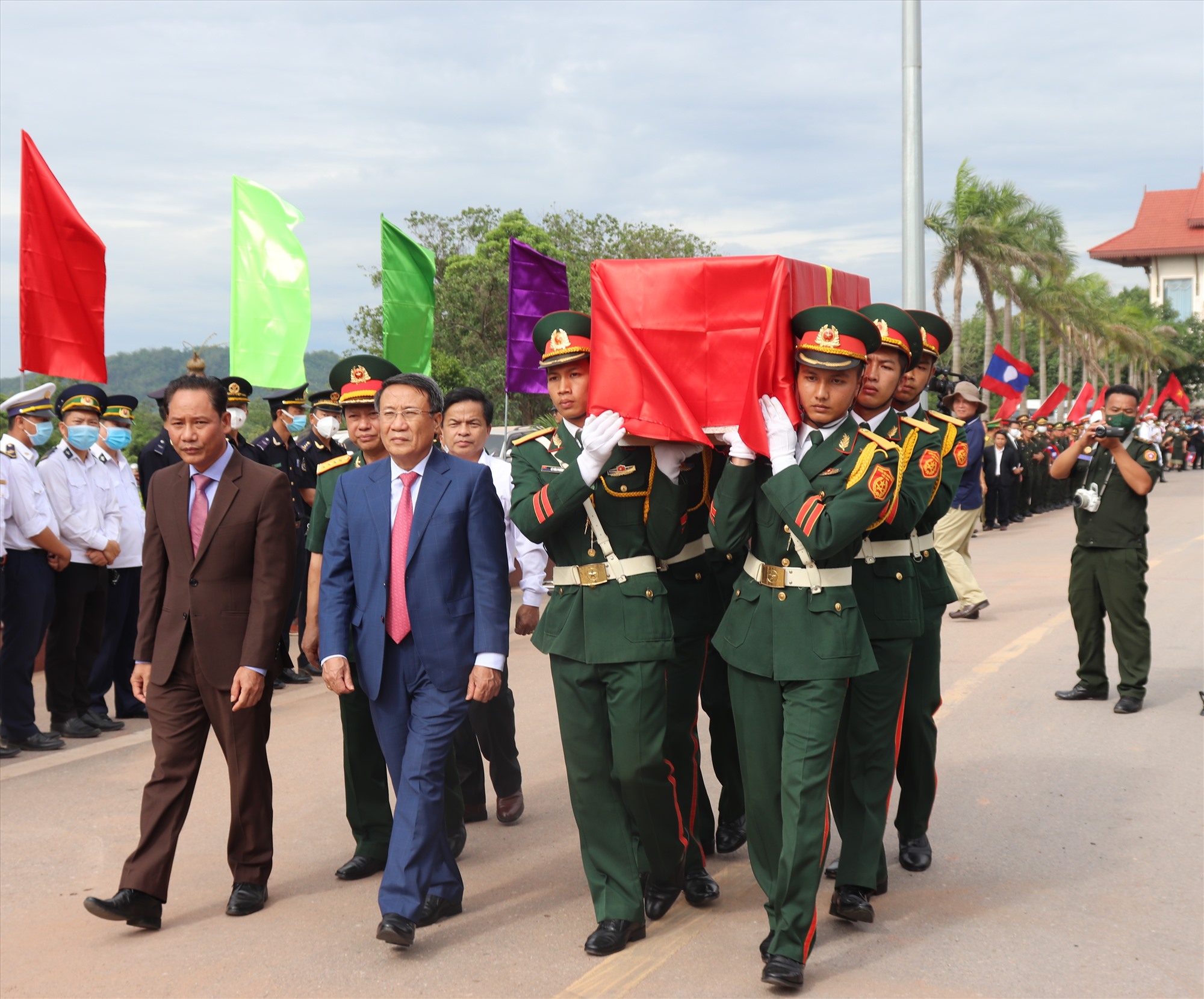 Lãnh đạo tỉnh Quảng Trị đón nhận hài cốt liệt sĩ hy sinh tại Lào về nước - Ảnh: T.P