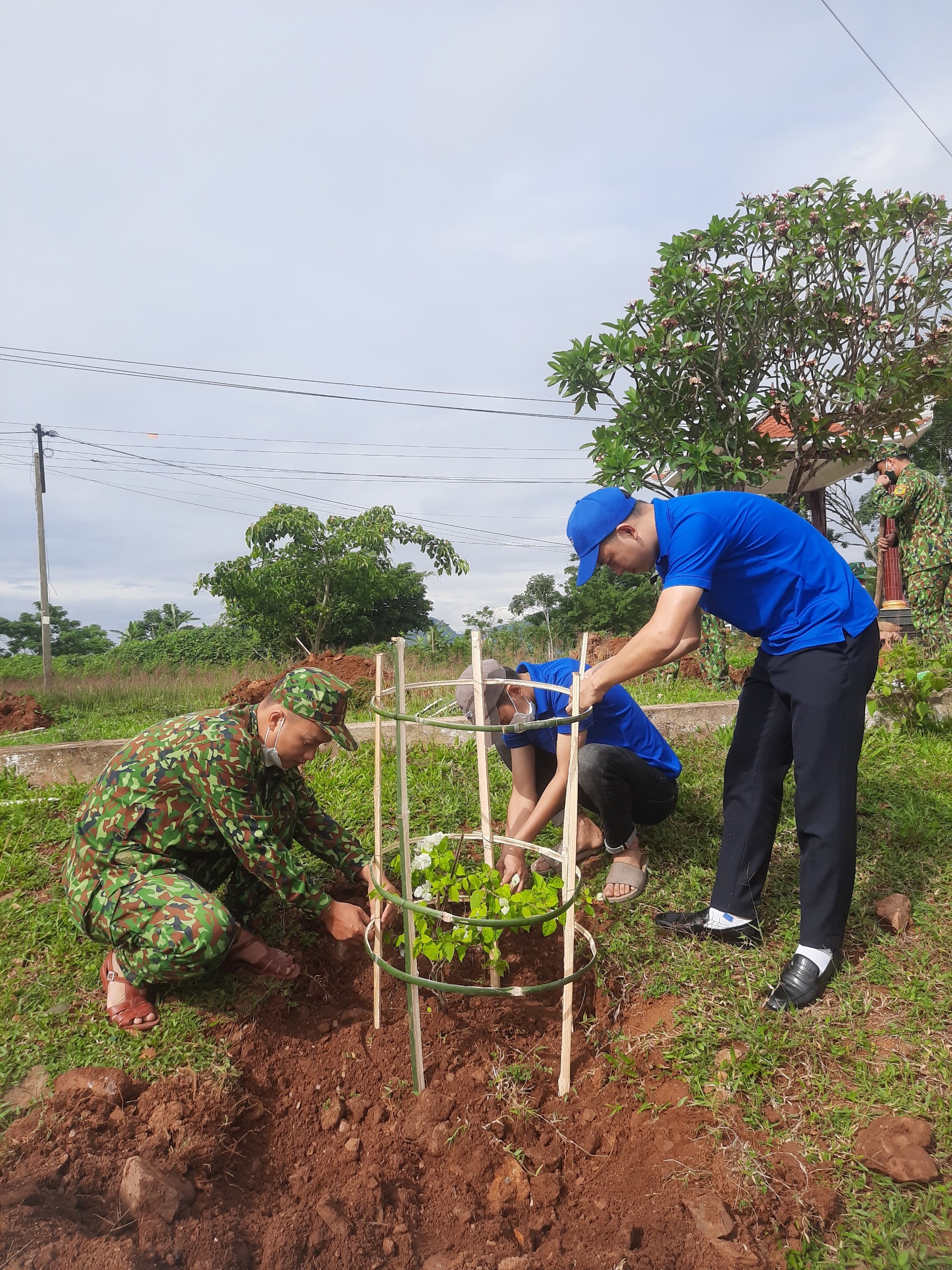 Các đơn vị đóng trên đại đàn cùng với chi đoàn viên xã Tân Long tham gia trồng cây