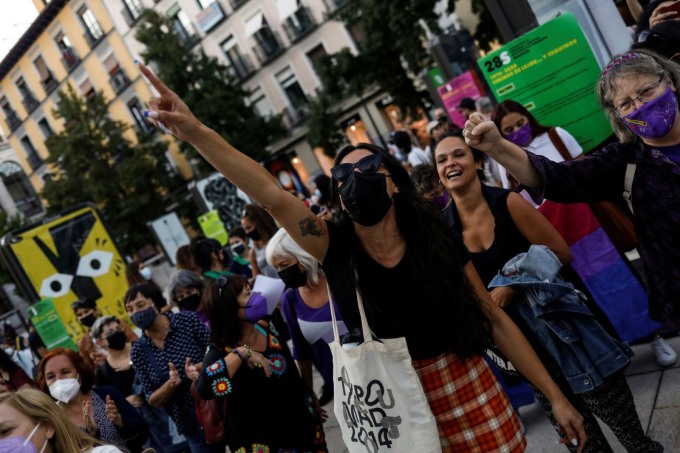 Phụ nữ tham gia biểu tình đòi quyền phá thai tại Tây Ban Nha ngày 28/9/2021. Ảnh: Reuters