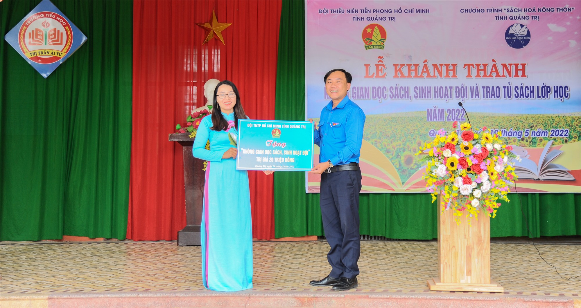 Hội đồng Đội tỉnh trao tặng công trình “Không gian đọc sách, sinh hoạt đội” cho Trường Tiểu học thị trấn Ái Tử - Ảnh: Trần Tuyền