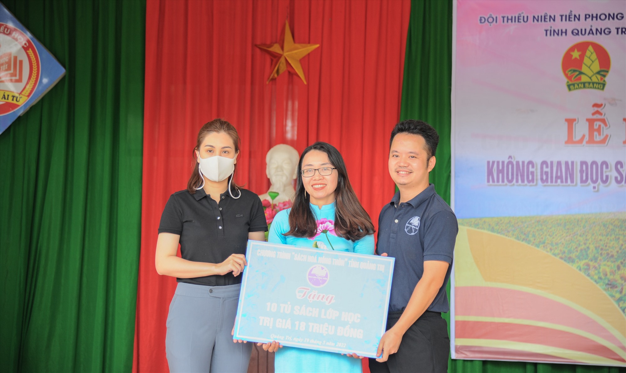 Hội đồng Đội tỉnh phối hợp với Chương trình Sách hóa nông thôn Quảng Trị tặng 10 “Tủ sách lớp học” cho Trường Tiểu học thị trấn Ái Tử - Ảnh:  Trần Tuyền