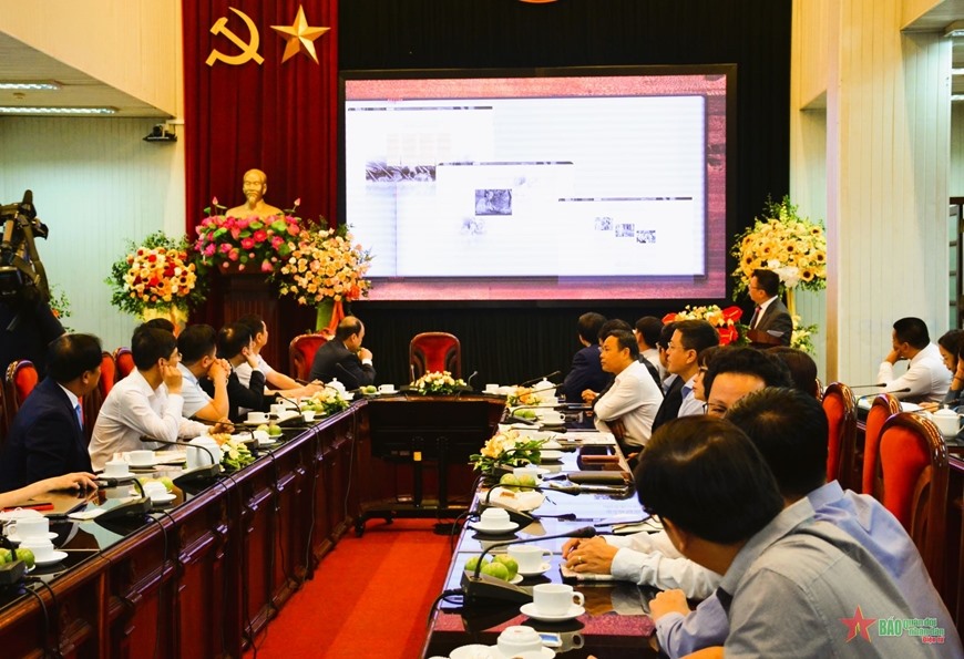 Đồng chí Lê Quốc Minh, Ủy viên Trung ương Đảng, Tổng biên tập Báo Nhân Dân giới thiệu trang thông tin- Ảnh: PV