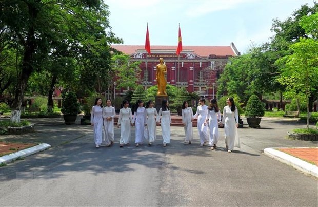 Bức tượng cậu học trò Nguyễn Tất Thành được đặt ở vị trí trang trọng nhất giữa sân trường. (Ảnh: Tường Vi/TTXVN)