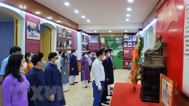 Các đại biểu dâng hoa tưởng niệm Chủ tịch Hồ Chí Minh tại Nhà lưu niệm Bác Hồ và truyền thống Trường Quốc Học Huế. (Ảnh: Tường Vi/TTXVN)