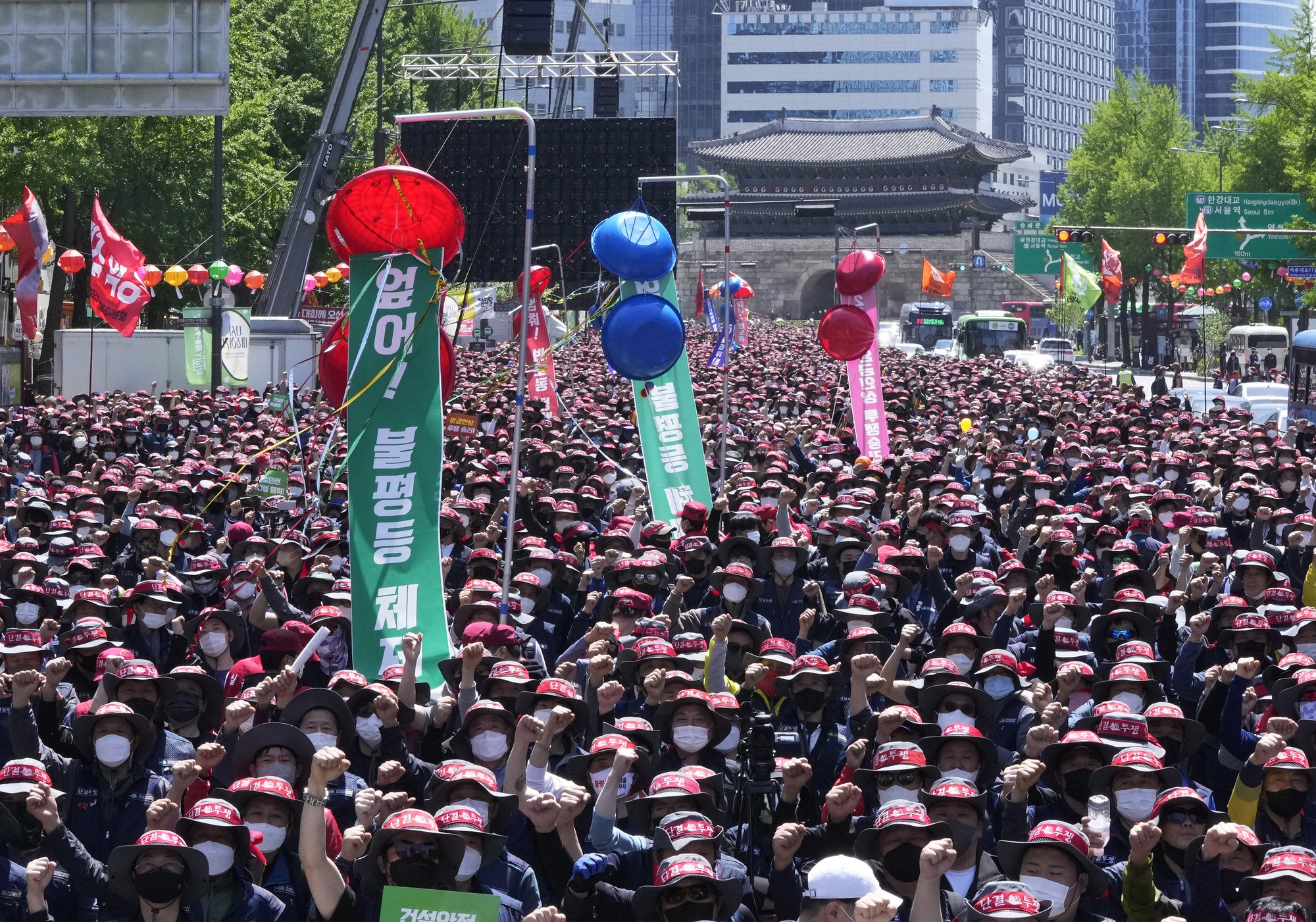 Các thành viên của Liên đoàn Công đoàn Hàn Quốc tổ chức cuộc biểu tình vào Ngày tháng Năm yêu cầu điều kiện làm việc tốt hơn và quyền lao động ở Seoul, Hàn Quốc. Ảnh: AP
