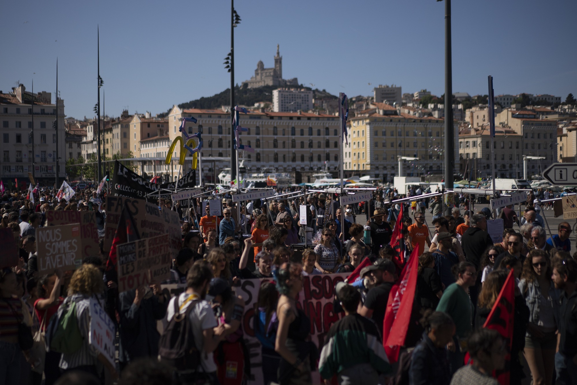 Người biểu tình tuần hành trong một cuộc biểu tình vào ngày Tháng Năm ở Marseille, miền nam nước Pháp. Ảnh: AP