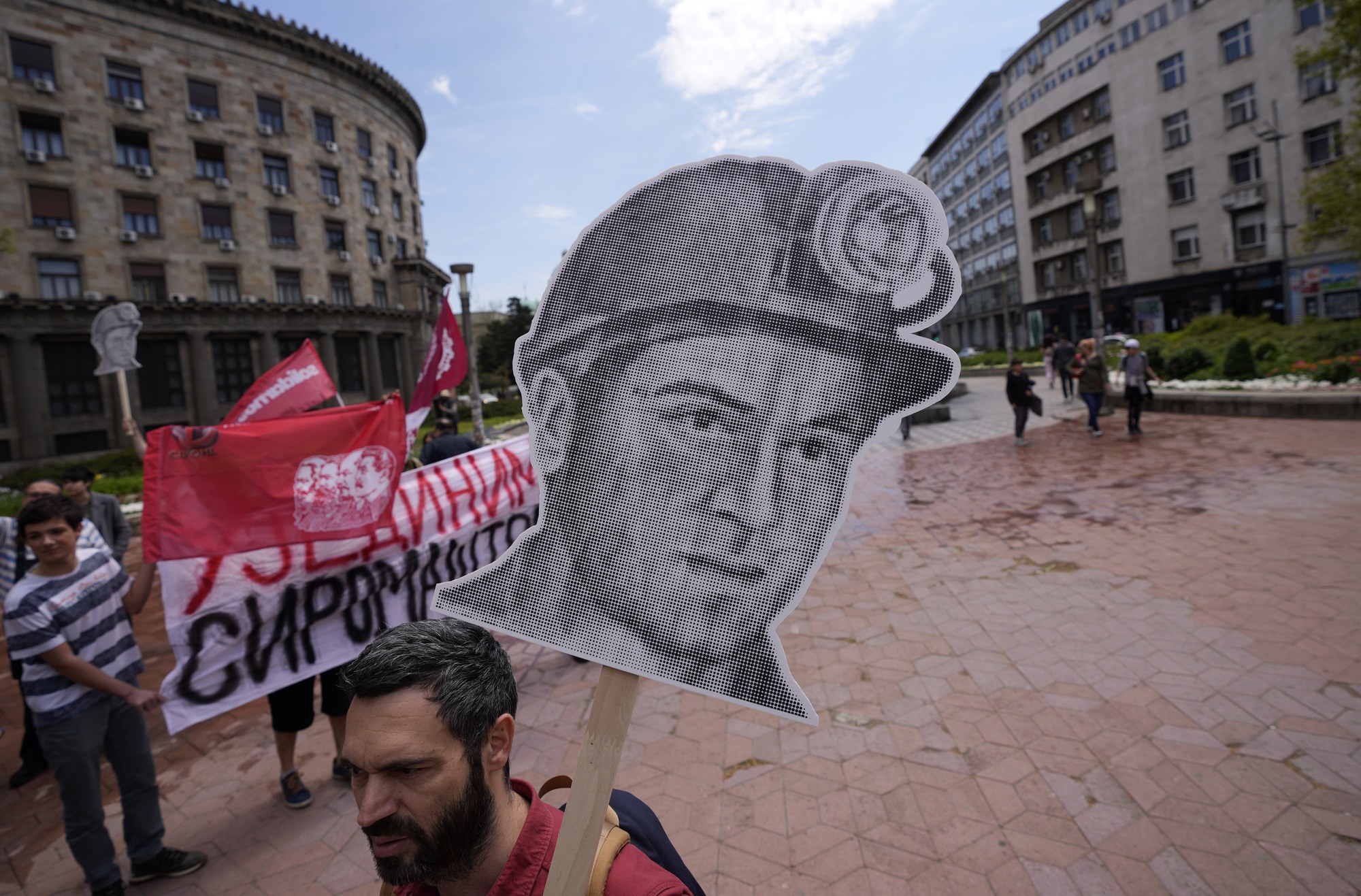 Mọi người tham dự cuộc biểu tình Ngày Quốc tế Lao động ở Belgrade, Serbia với các cuộc tuần hành và phản đối bất chấp để được trả lương và điều kiện làm việc tốt hơn. Ảnh: AP