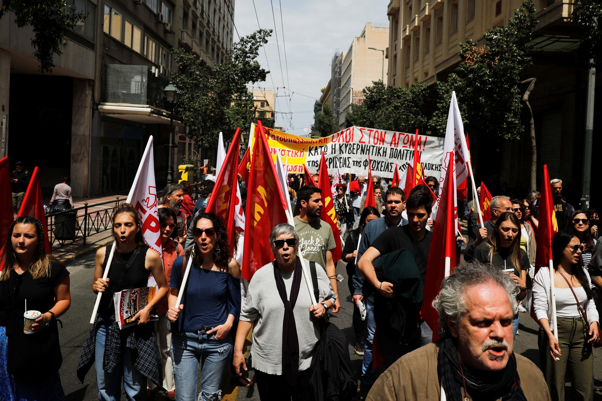 Người biểu tình tham gia một cuộc tuần hành kỷ niệm Ngày tháng Năm ở Athens, Hy Lạp. Ảnh: AP