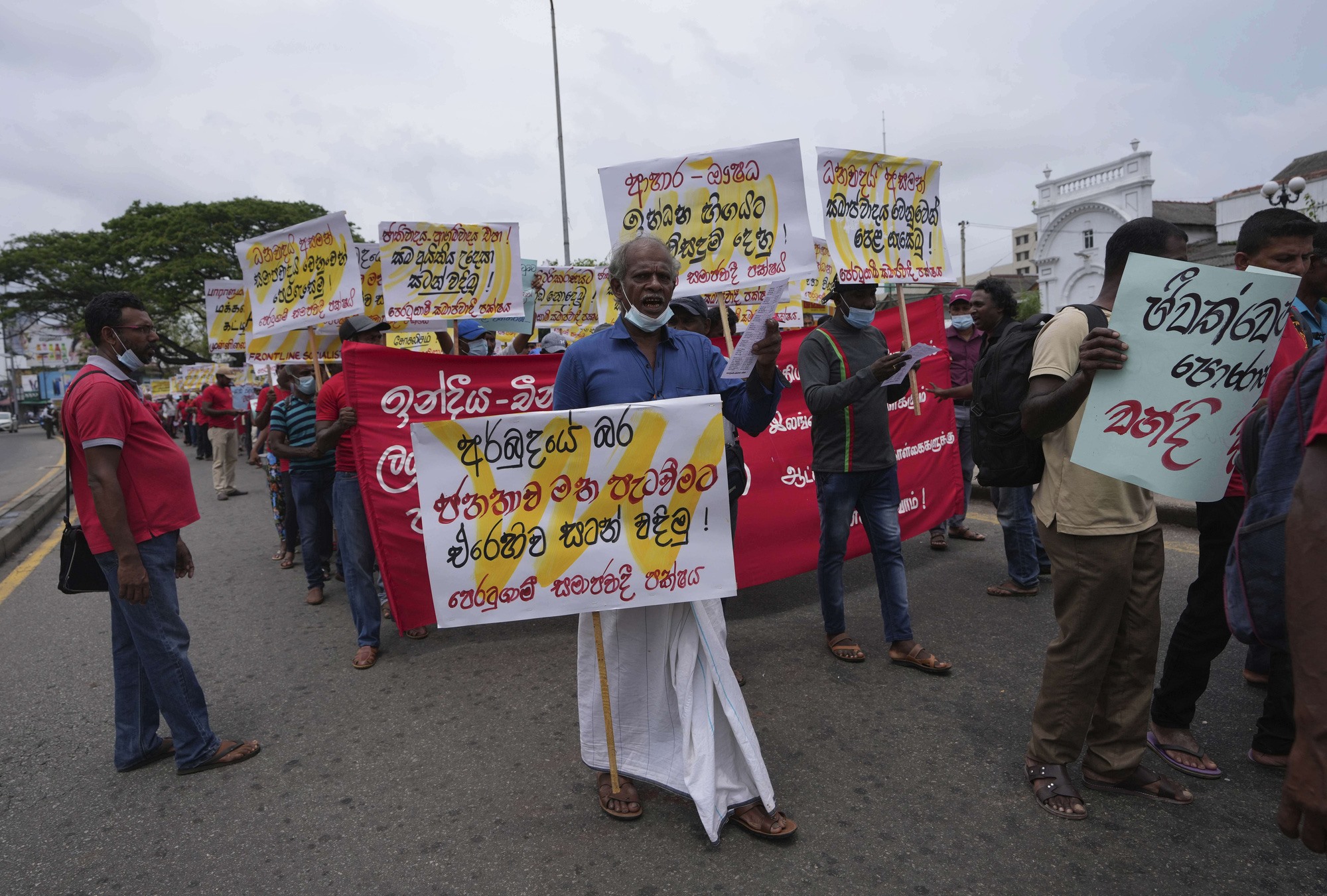 Các thành viên Đảng Xã hội Tiền tuyến của Sri Lanka tham dự cuộc tuần hành kỷ niệm Ngày Quốc tế Công nhân tại Colombo, Sri Lanka. Ảnh: AP