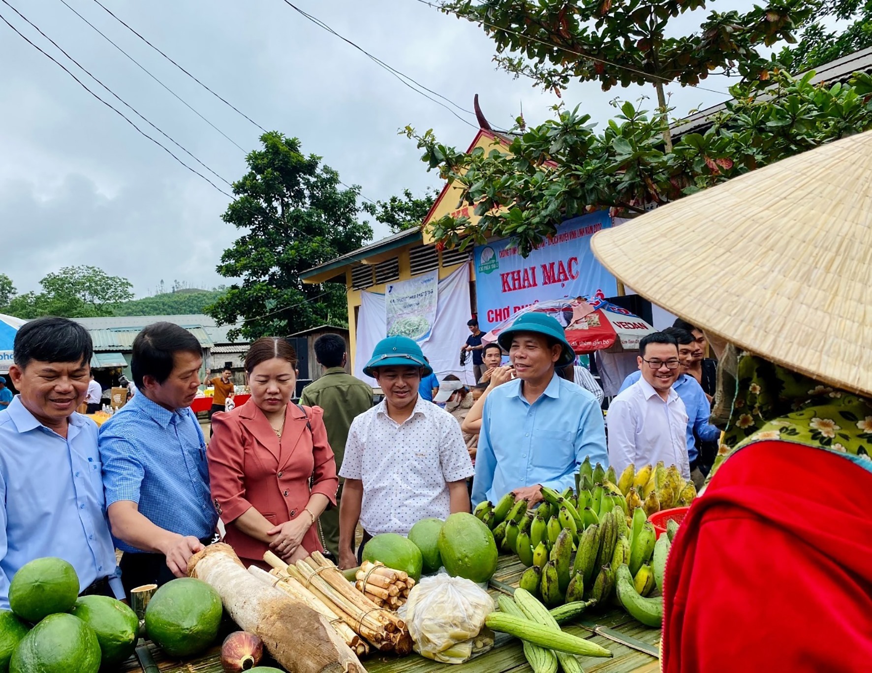 Lãnh đạo huyện Vĩnh Linh tham quan tại phiên chợ -Ảnh: M.H