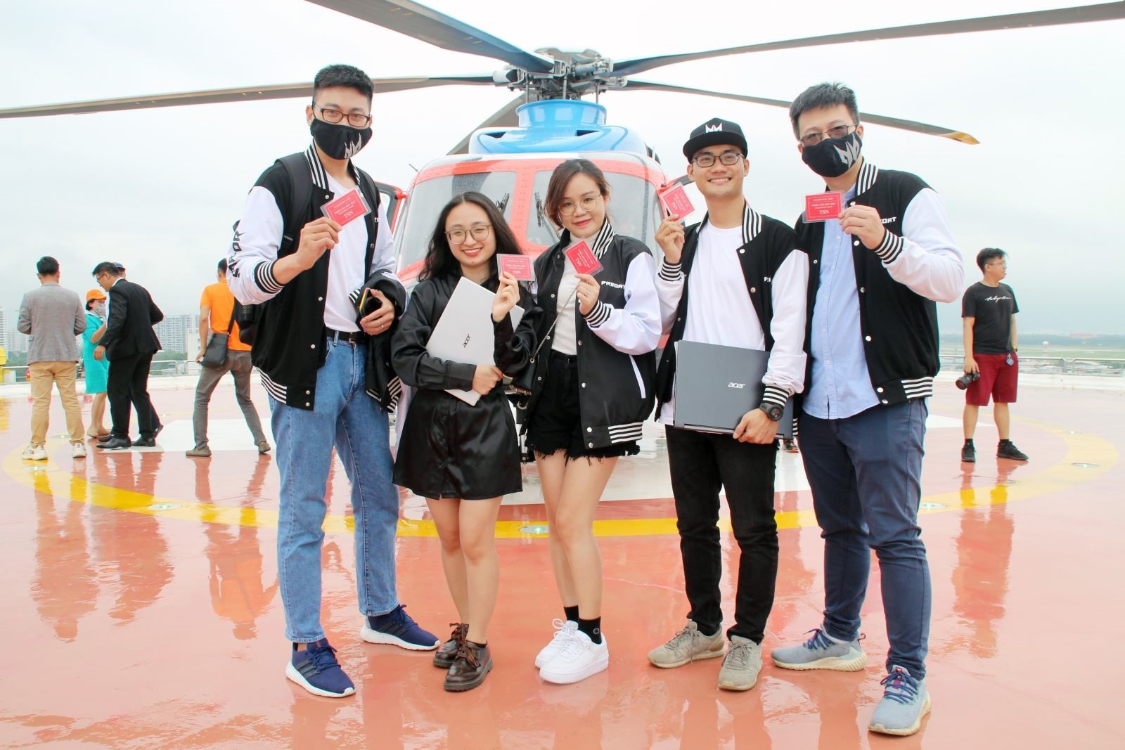 Du khách tham gia tour “Ngắm Thành phố Hồ Chí Minh từ trên cao” bằng trực thăng.
