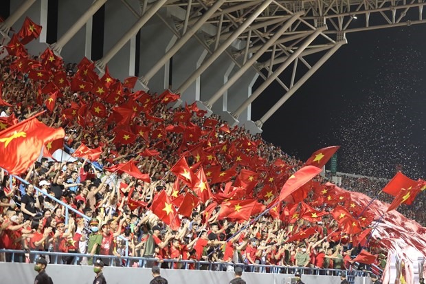 Lá cờ khổng lồ của các CĐV Việt Nam chuẩn bị trong trận chung kết U23 VIệt Nam gặp U23 Thái Lan/ Ảnh: Hoàng Toàn
