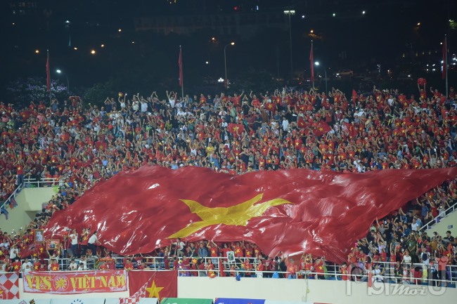 Lá cờ khổng lồ của các CĐV Việt Nam chuẩn bị trong trận chung kết U23 VIệt Nam gặp U23 Thái Lan/ Ảnh: Hoàng Toàn