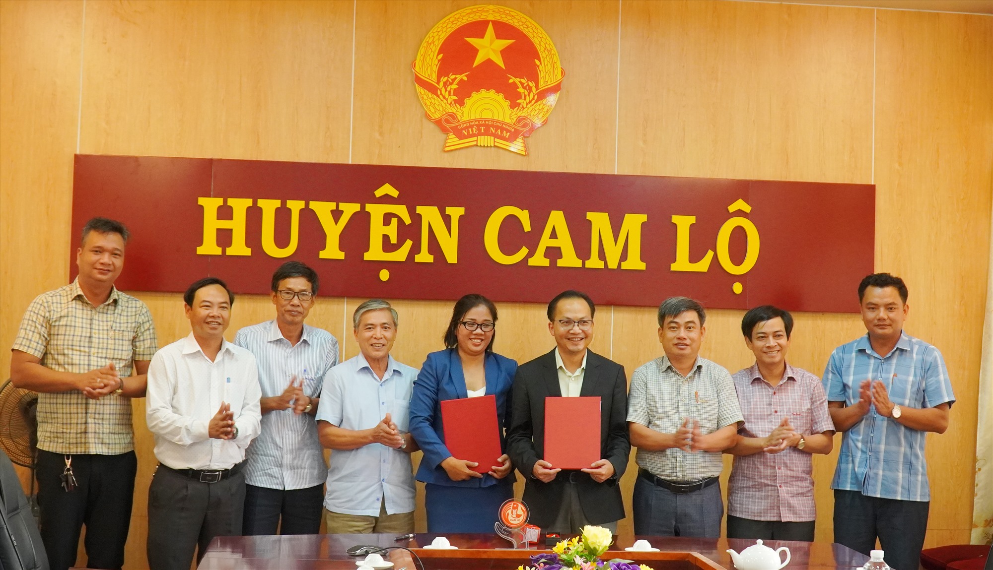 Hai doanh nghiệp trao biên bản ghi nhớ trước sự chứng kiến của lãnh đạo huyện Cam Lộ -Ảnh: Anh Vũ