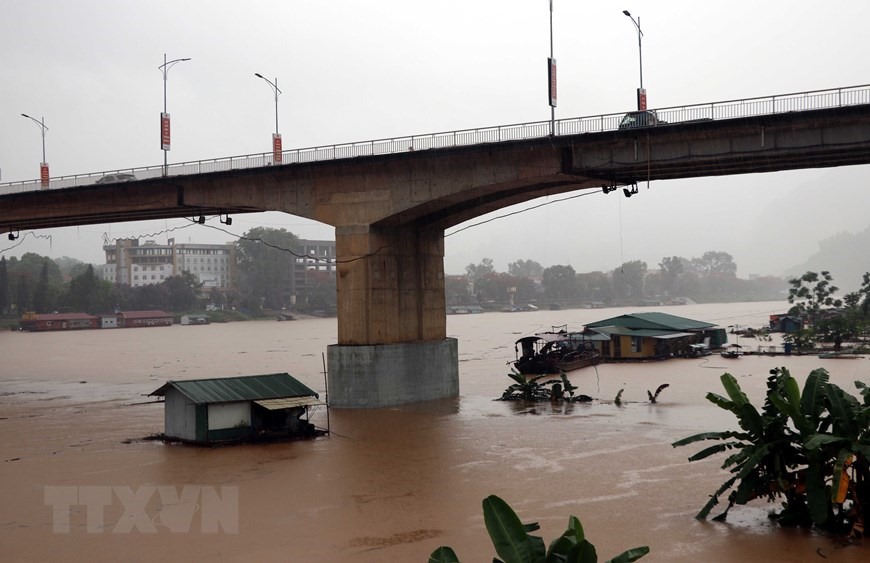 Tuyên Quang: Mưa lớn liên tiếp khiến mực nước sông Lô dâng cao. (Ảnh: Quang Đán/TTXVN)