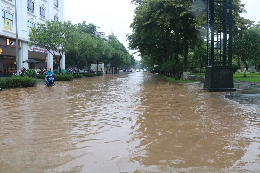 Theo dự báo của Đài khí tượng Thủy văn tỉnh Tuyên Quang, đợt mưa này sẽ kéo dài hết ngày 25/5 với lượng mưa phổ biến từ 80-1500mm/đợt, có nơi trên 200mm/đợt, nguy cơ cao xảy ra: lũ, lũ quét, sạt lở đất, ngập lụt.(Ảnh: Quang Đán/TTXVN)