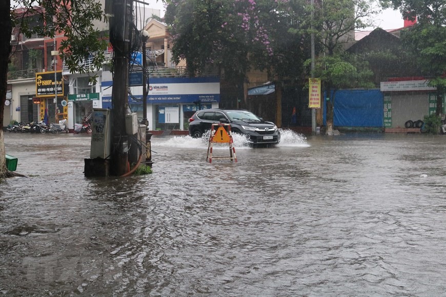 Do thời tiết mưa lớn từ đêm 23/5 đến trưa 24/5/2022, nhiều tuyến phố trên địa bàn thành phố Bắc Ninh và các huyện tại tỉnh Bắc Ninh bị ngập khiến các phương tiện đi lại khó khăn.(Ảnh: Thanh Thương/TTXVN)