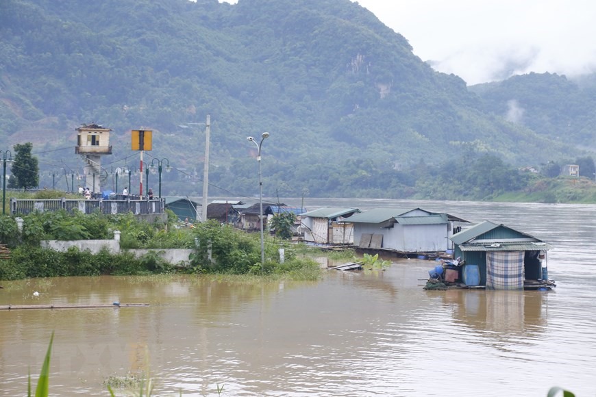 Mưa lớn trên địa bàn tỉnh Tuyên Quang những ngày qua đã gây ngập úng, sạt lở tại nhiều địa phương gây thiệt hại hơn 100 ngôi nhà. (Ảnh: Nam Sương/TTXVN)
