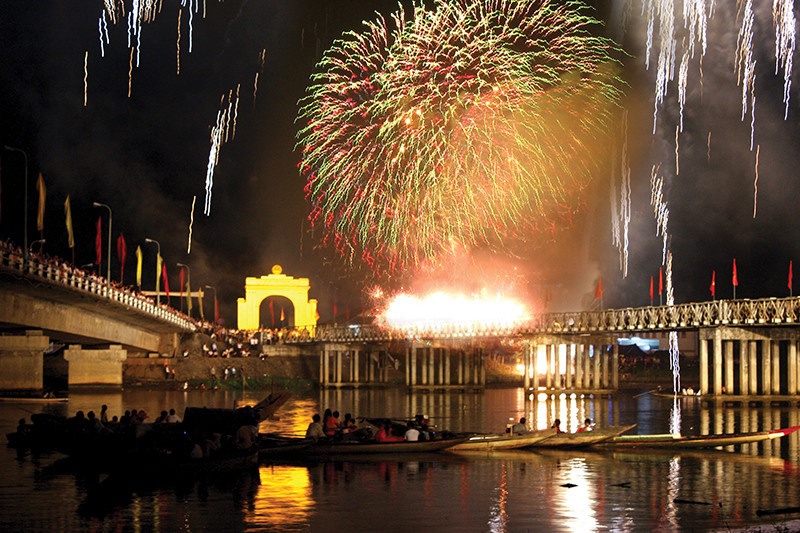 Đêm pháo hoa trên sông Bến Hải -Ảnh: TRỊNH HOÀNG TÂN