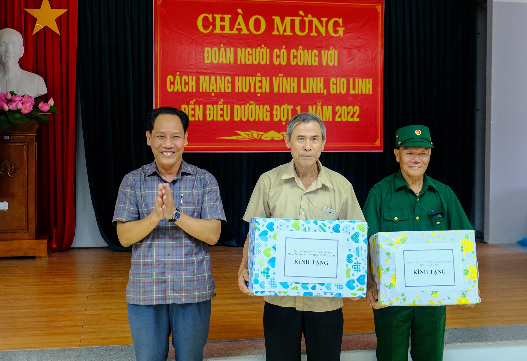 Giám đốc Sở LĐ,TB&XH Lê Nguyên Hồng tặng quà cho người có công của huyện Gio Linh, Vĩnh Linh điều dưỡng đợt 1 năm 2022 - Ảnh: Trần Tuyền