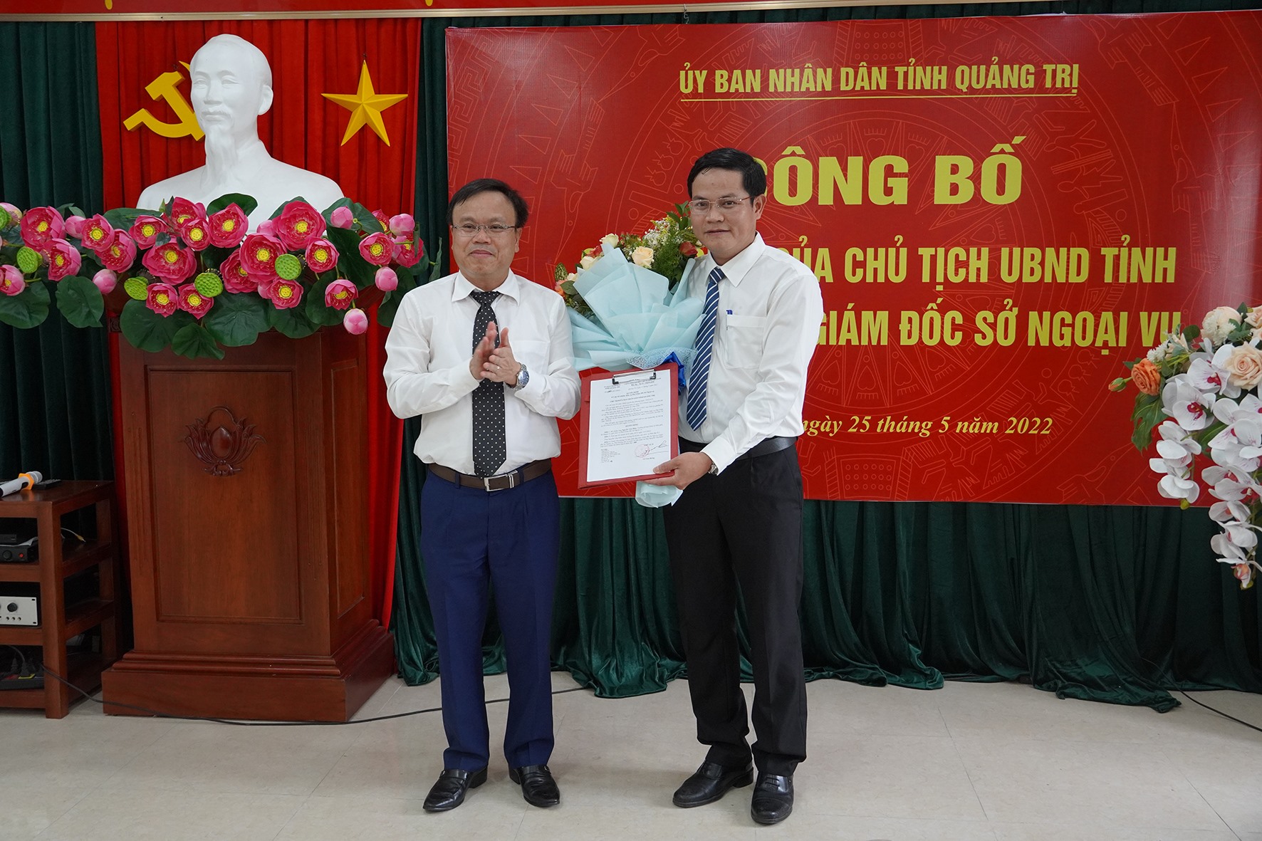 Phó Chủ tịch UBND tỉnh Lê Đức Tiến trao quyết định bổ nhiệm cho Phó Giám đốc Sở Ngoại vụ Nguyễn Văn Biên  -Ảnh: Hồng Hà