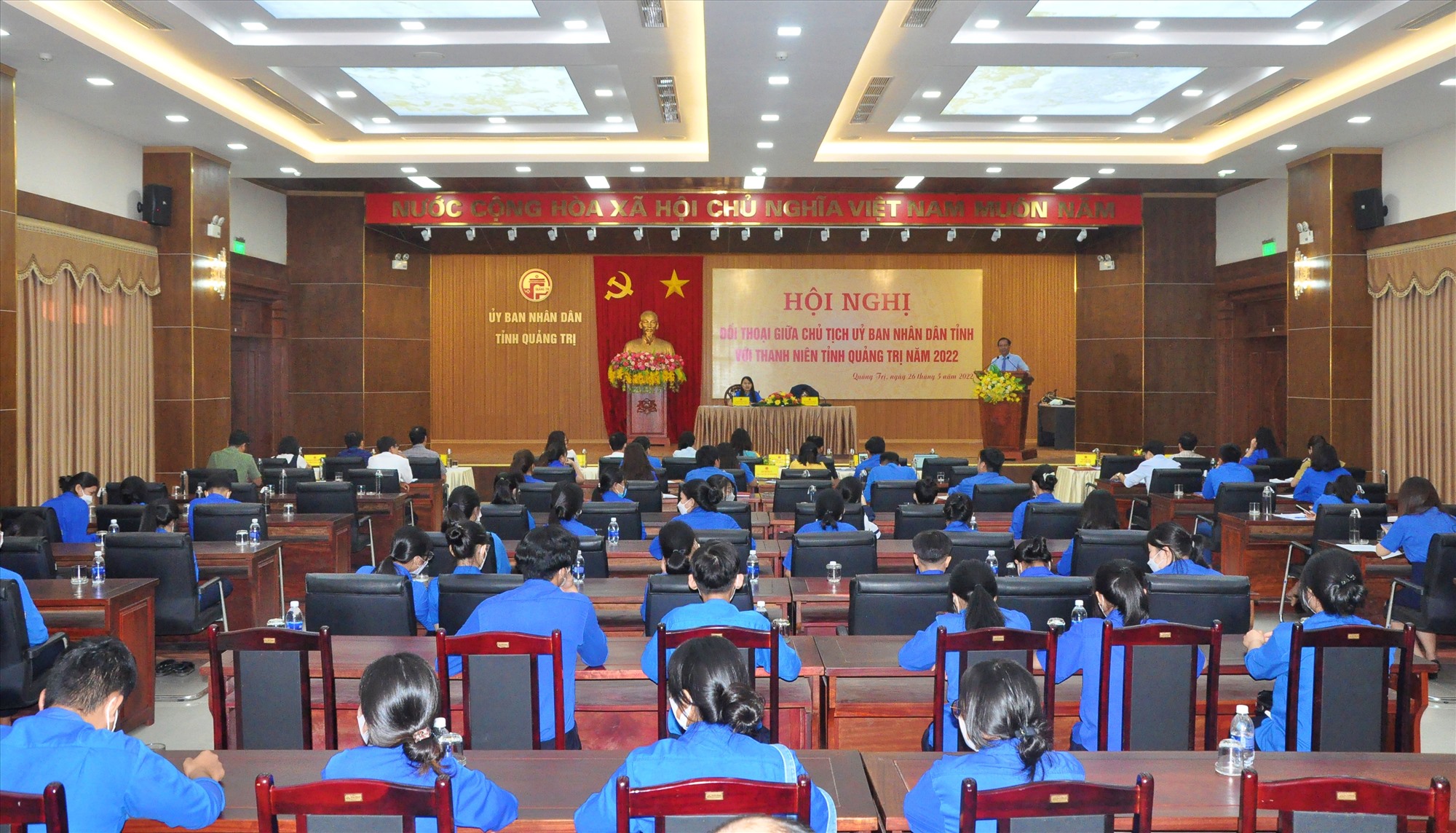 Chủ tịch UBND tỉnh Võ Văn Hưng phát biểu tại buổi đối thoại - Ảnh: Q.H