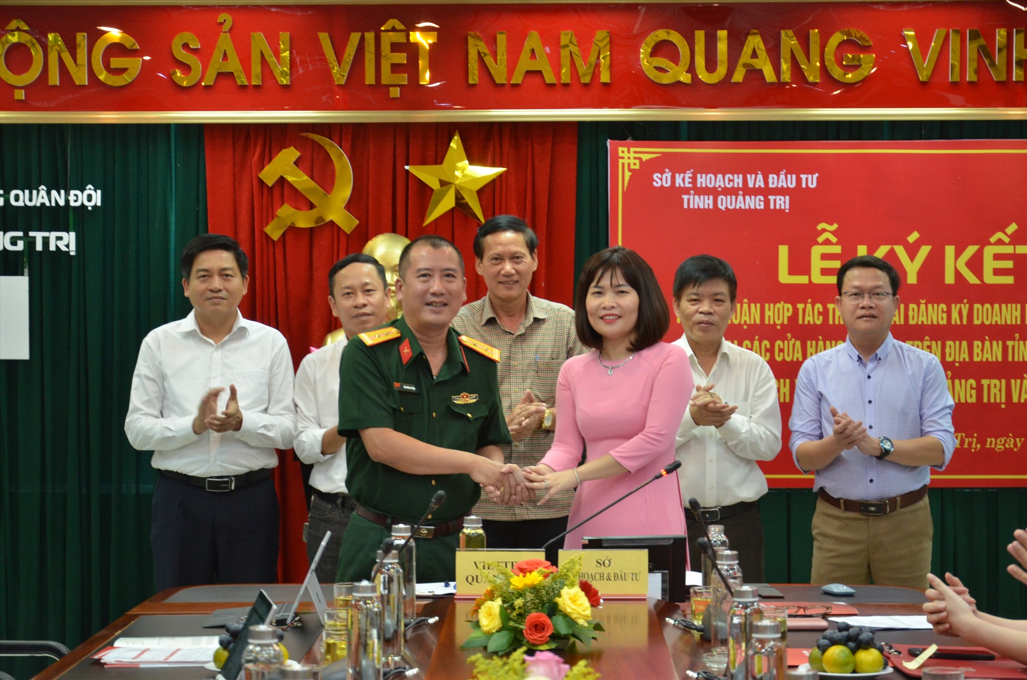 Lãnh đạo Sở Kế hoạch và Đầu tư và Viettel Quảng Trị ký kết thoản thuận hợp tác triển khai thí điểm đăng ký doanh nghiệp qua mạng - Ảnh: Lê Minh