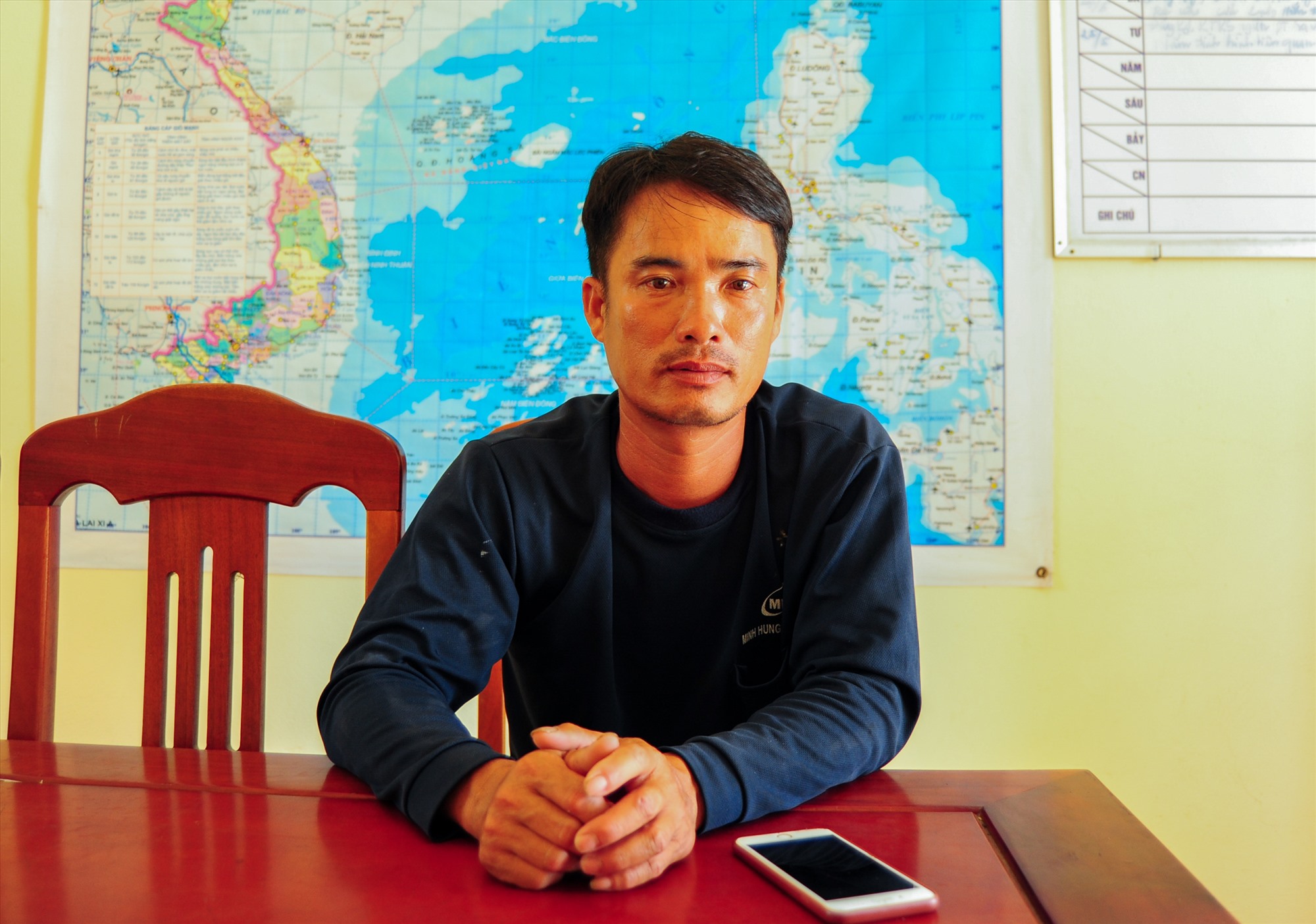 Anh Lê Văn Cường kể lại việc cứu thành công 6 thuyền viên trên tàu bị đâm chìm - Ảnh: Trần Tuyền