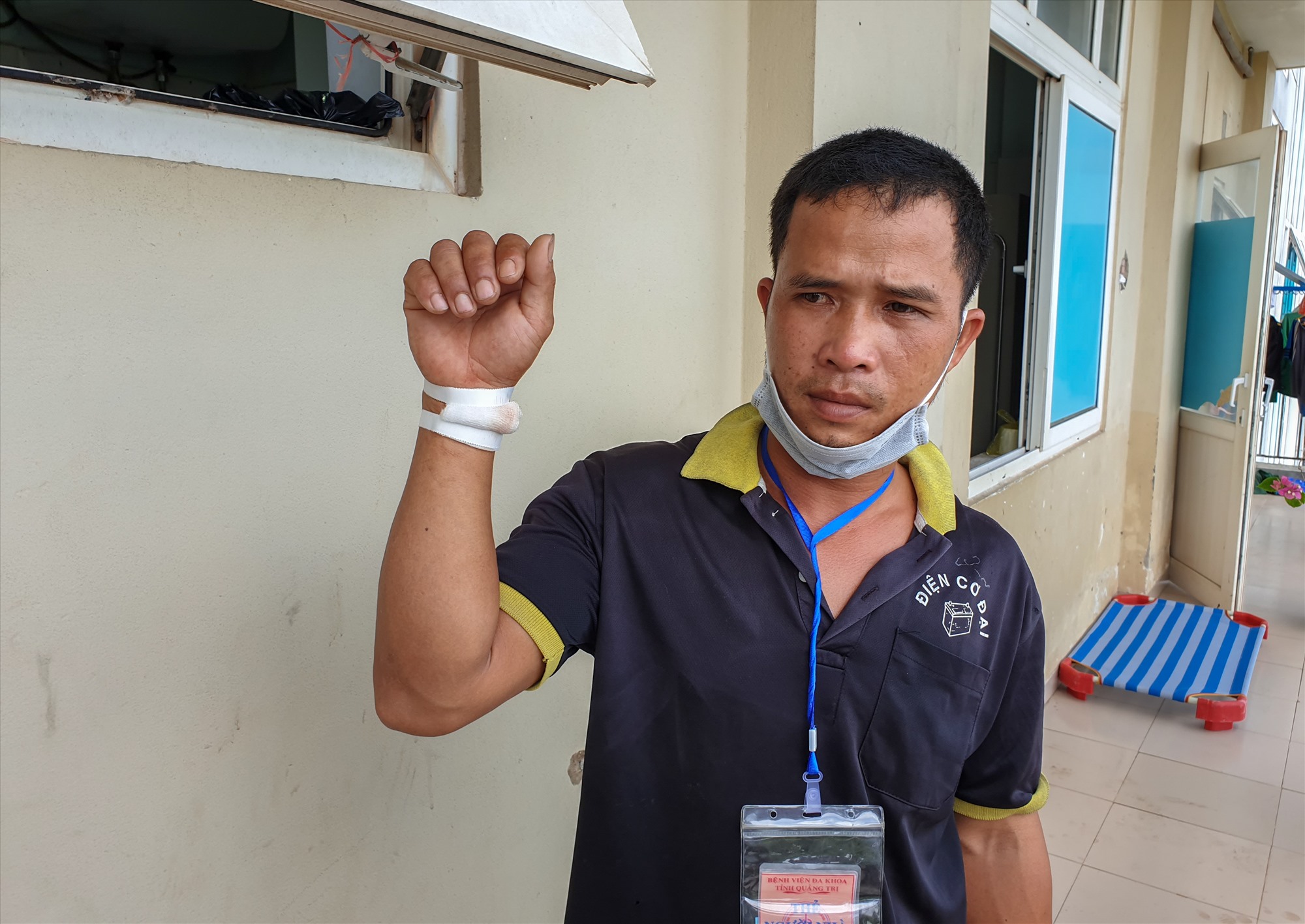 Anh Trần Văn Đa – bạn thuyền của ông Tăng bị đứt cổ tay phải cũng đang điều trị tại Bệnh viện Đa khoa tỉnh Quảng Trị - Ảnh: Trần Tuyền