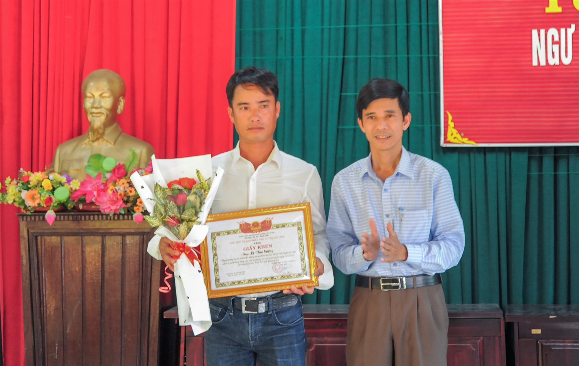 Chủ tịch UBND huyện Gio Linh Võ Đắc Hóa tặng giấy khen cho anh Lê Văn Cường - Ảnh: Trần Tuyền