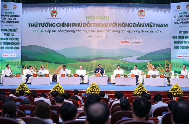 Thủ tướng Phạm Minh Chính cùng lãnh đạo các bộ, ngành điều hành Hội nghị đối thoại - Ảnh: VGP/Nhật Bắc