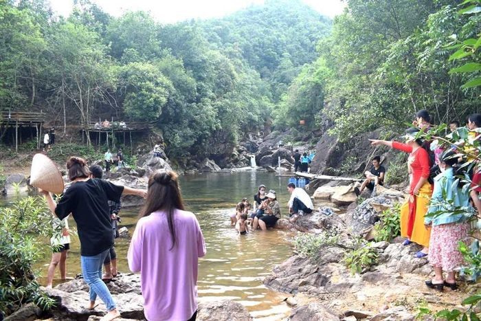 Thác 72 gian cao khoảng 4m chảy ra hồ Tràng Vinh cách trung tâm xã Hải Sơn khoảng 15km, được nhiều du khách đến trải nghiệm.