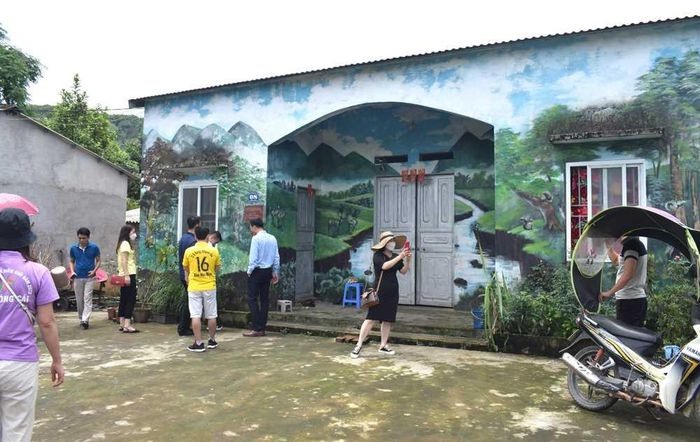 Nhiều du khách thích trải nghiệm ở làng Bích họa thuộc xóm họ Đặng, thôn Pò Hèn, xã Hải Sơn, với 19 ngôi nhà vẽ tranh tường.