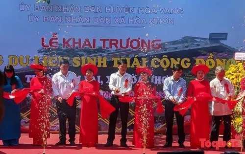 Các đại biểu thực hiện nghi thức khai trương Làng du lịch cộng đồng Thái Lai.
