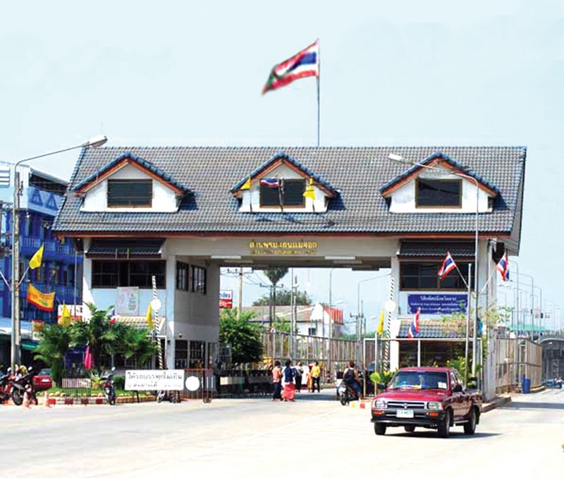 Cầu hữu nghị Thái Lan - Myanmar kết nối Myawaddy với Mae Sot, một phần của Hành lang kinh tế Đông - Tây -Ảnh: I.T