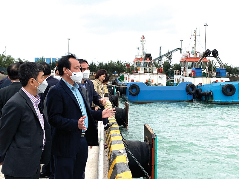 Chủ tịch UBND tỉnh Võ Văn Hưng thăm cảng biển Dung Quất - Ảnh: H.N.K