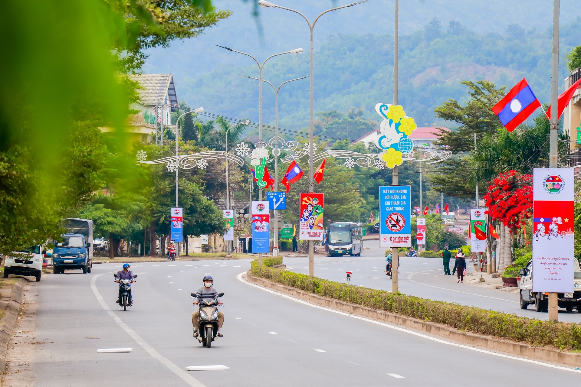 Đường phố thị trấn Lao Bảo đang “khoác áo mới“, đầy sức sống, rực rỡ cờ hoa chào đón chương trình Giao lưu hữu nghị Quốc phòng biên giới Việt Nam - Lào lần thứ I. Ảnh: TRƯỜNG SƠN
