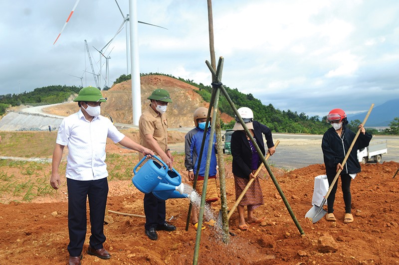 Chủ tịch UBND tỉnh Võ Văn Hưng trồng cây xanh, chống sạt lở ở công trình điện gió -Ảnh:M.L