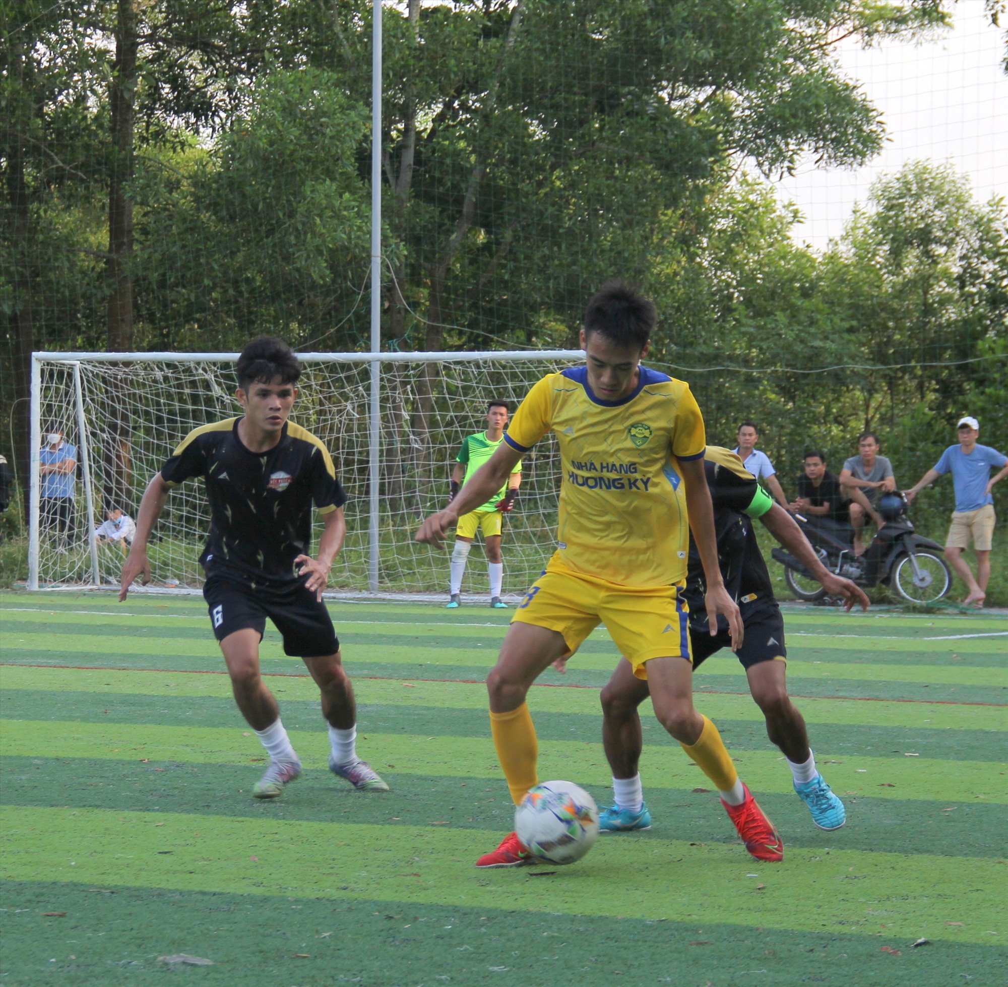 Các cầu thủ tranh tài quyết liệt trong trận chung kết Đức Phúc FC-Candy FC - Ảnh: MĐ