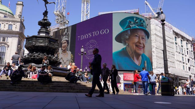 Một màn hình ở Piccadilly Circus vào thứ Sáu hiển thị một bộ đếm ngược đến Năm Thánh Bạch Kim của Nữ hoàng.