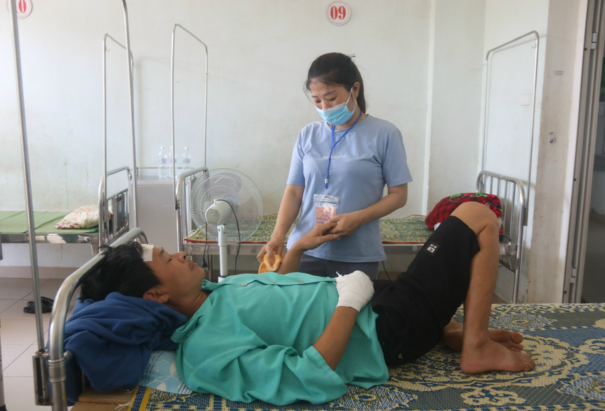 Anh Nguyễn Văn Đức bị đánh trọng thương phải nhập viện- Ảnh: PV