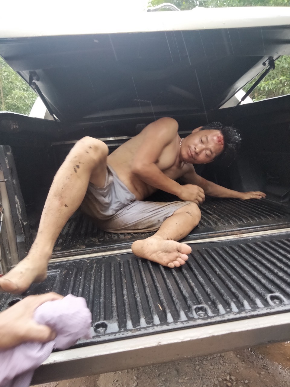 Thân nhân phát hiện anh Nguyễn Văn Đức nằm sau cốp xe bán tải - Ảnh: PV