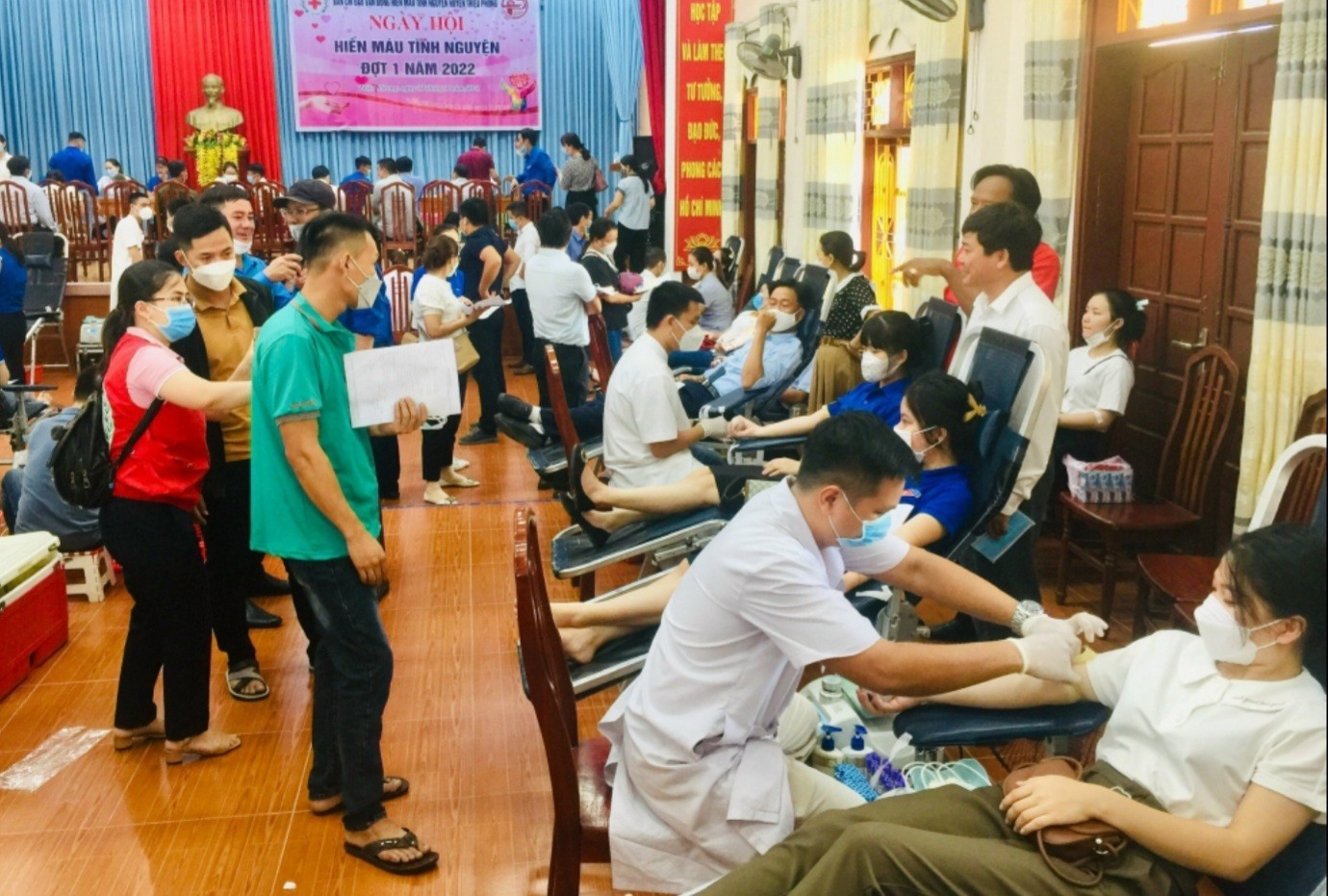 Nhiều cán bộ, đoàn viên, hội viên, thanh niên trên địa bàn huyện Triệu Phong tham gia hiến máu nhân đạo - Ảnh: N.T